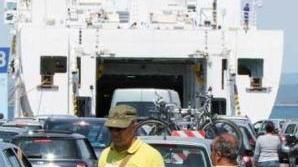 Una nave Toremar in partenza dal porto di Piombino, entro aprile la società sarà venduta al privato