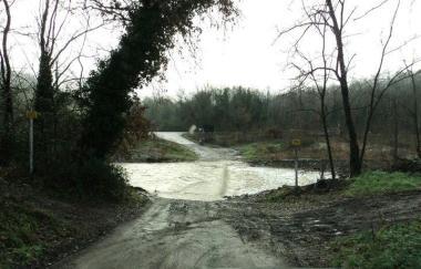 <b>DA QUI NON SI PASSA. </b>La strada bloccata dal fiume 