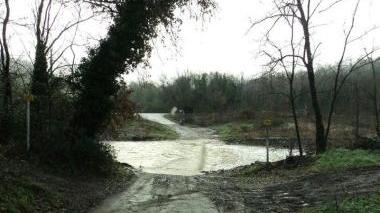 <b>DA QUI NON SI PASSA. </b>La strada bloccata dal fiume