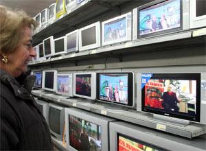 Auto e tv nuovi? No grazie, c'è la crisi