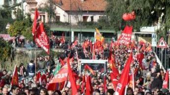 <strong> UN CHILOMETRO:</strong> Il maxi corteo degli operai riempie l’Aurelia diretto verso il centro città Il serpentone era lungo circa un chilometro