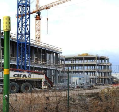 Due immagini di come appare attualmente lo scheletro della palazzina principale del nuovo ospedale
