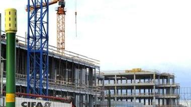 Due immagini di come appare attualmente lo scheletro della palazzina principale del nuovo ospedale