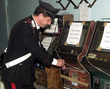 Carabinieri al lavoro in un bar dopo un furto   