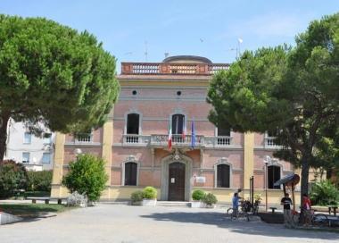 Piazza Carducci, l’esterno del municipio