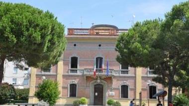 Piazza Carducci, l’esterno del municipio