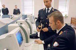 Polizia postale al lavoro al computer