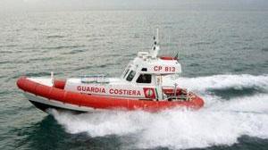 Ragazzi su una barchetta in balia delle onde, salvati