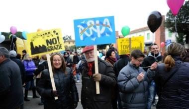 In marcia contro l'inceneritore centinaia di persone al corteo