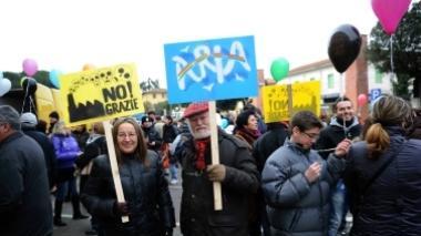 In marcia contro l'inceneritore centinaia di persone al corteo