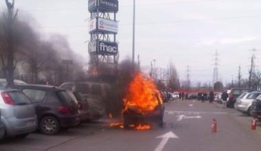 Auto in fiamme nel parcheggio dei Gigli, salvo il conducente