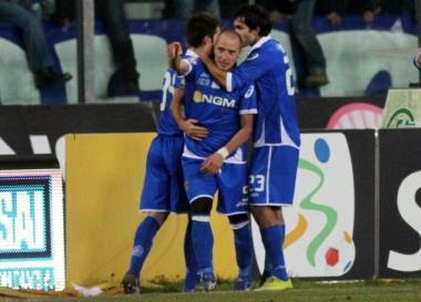 Claudio Coralli abbracciato dai compagni dopo il gol segnato al Varese 