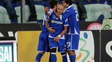 Claudio Coralli abbracciato dai compagni dopo il gol segnato al Varese