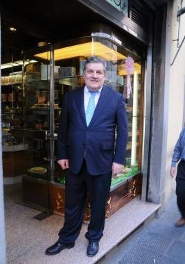 Cordoni davanti alla pasticceria 