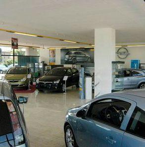 <b>LA TRUFFA. </b>In una concessionaria dauto (foto darchivio) 