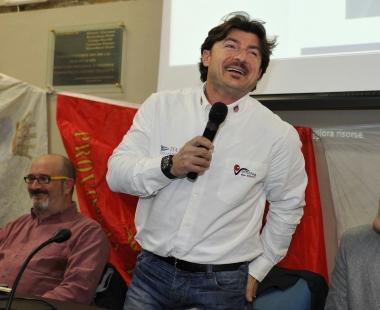 <b>BIKERS. </b>Sulle scalinate del duomo a Massa 
