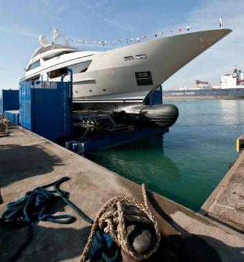 Il super yacht in acciaio lungo 46 metri dei cantieri Sanlorenzo varato a Marina di Carrara nei giorni scorsi  