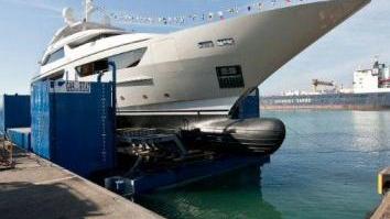 Il super yacht in acciaio lungo 46 metri dei cantieri Sanlorenzo varato a Marina di Carrara nei giorni scorsi