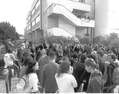 Studenti davanti al Liceo Carducci