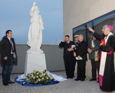 Monsignor Santucci benedice il Cristo del mare 