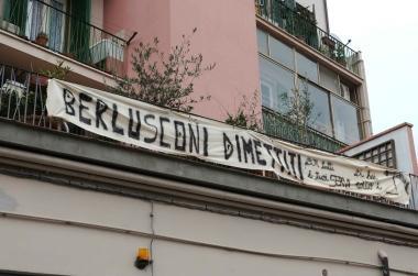 Lo striscione appeso dalla donna al balcone della propria casa a Pontedera  