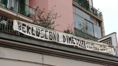 Lo striscione appeso dalla donna al balcone della propria casa a Pontedera