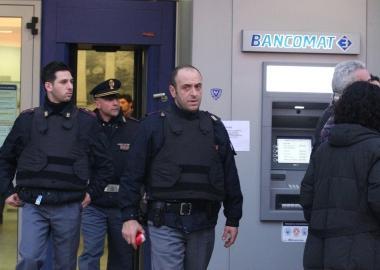Polizia alla CariPrato La Querce dopo la rapina sventata 
