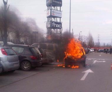 Lauto in fiamme nel parcheggio dei Gigli 