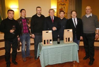 Foto di gruppo con il presidente Gestri e alcuni vini allasta 