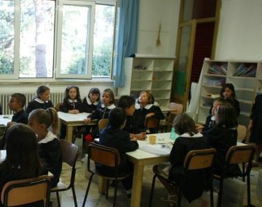 Bambini in classe in una scuola elementare