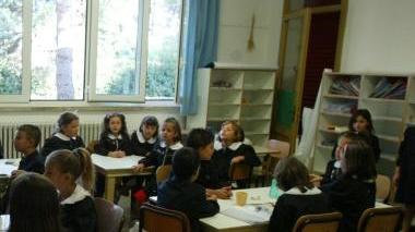 Bambini in classe in una scuola elementare