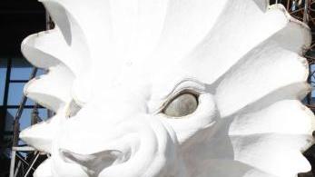 <b>MITOLOGIA E BIOETICA.</b> Fabrizio Galli con il modellino del carro e a sinistra uno dei personaggi mitologici raffigurati