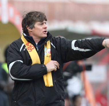 <b>MISTER</b> Michele Serena d&agrave; istruzioni dalla panchina Sopra Nando Sforzini in dribbling  