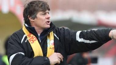 <b>MISTER</b> Michele Serena dà istruzioni dalla panchina Sopra Nando Sforzini in dribbling