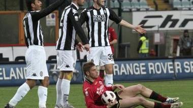 <b>BLOCCATO. </b> Dionisi a terra attorniato dai difensori bianconeri