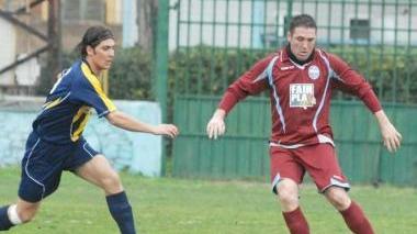 Pierozzi, sempre più bomber, e a destra Grilli in azione