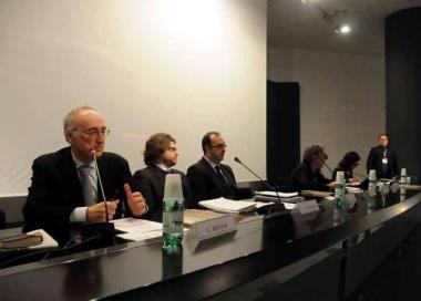 Il tavolo dei relatori con il caporedattore del Tirreno Corrado Benzio 