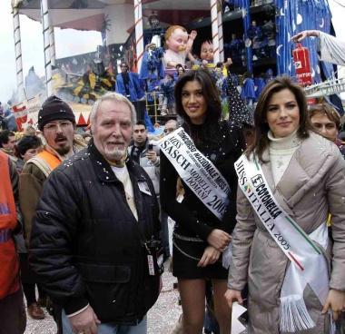 Giulio Lazzeri scorta le miss al Corso 