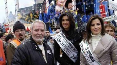 Giulio Lazzeri scorta le miss al Corso