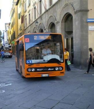 Una navetta in centro; ora sar&agrave; disponibile anche il servizio a chiamata nei week-end (foto darchivio)   