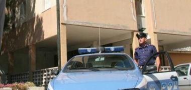 Unauto della polizia davanti al residence Barsanti 