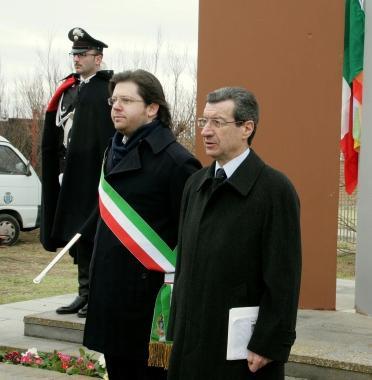 Il sindaco Franchi col senatore Chiti e, in alto la cerimonia 