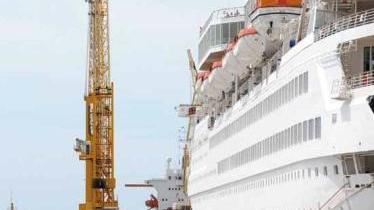 Una nave da crociera venuta nel porto di Marina