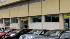 Accanto, una cliente entra nel nuovo ufficio postale di piazza Dante; a sinistra, una veduta dell’edificio che ospita la nuova sede aperta venerdì