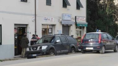Assaltano il negozio Oro Cash portano via soldi e gioielli