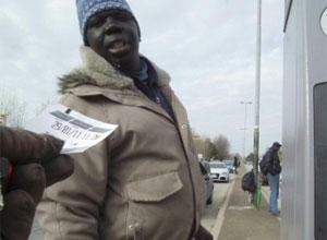 Parcheggi, il mercato nero dei ticket garantisce un salario agli immigrati