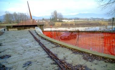 La passerella incompiuta sul fiume ha sollevato molte polemiche 