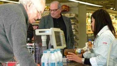 La spesa in un negozio dell’Unicoop Tirreno