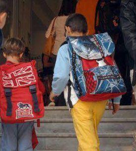 Aggredito a calci e pugni dal padre di un compagno di classe del figlio