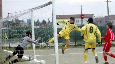 Uno dei 5 gol della sfida Ponte a Elsa-Santa Maria degli Allievi B e in basso a destra il gruppo del Santa Maria